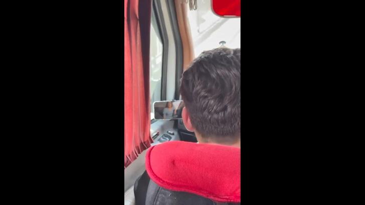 Minibüs kullanırken film izleyen şoföre idari para cezası