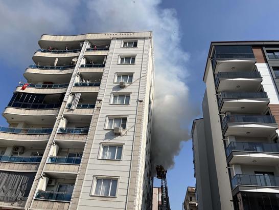 Manisa'da 7 katlı binada yangın; 6 kişi dumandan etkilendi