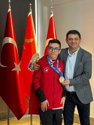 Şampiyon sporcuya emniyet müdüründen kutlama