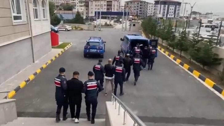 Sosyal medyada tuzağa düşürdükleri kişilere şantaj yapıp 8 milyon TL kazanç sağlayan 5 şüpheliden 1'i tutuklandı