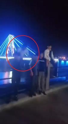 Arkadaşlarıyla fotoğraf çekerken 5 metreden düştü