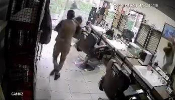 İstanbul- Beylikdüzü'nde deprem sırasında oğlunu berberde unuttu