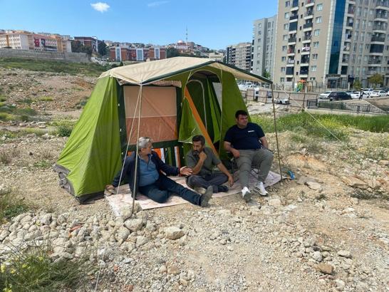 15 yıldır kentsel dönüşüm bekleyen hak sahipleri, arazilerine çadır kurdu