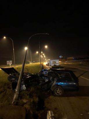 Otomobil aydınlatma direğine çarptı: 1 ölü, 1 yaralı