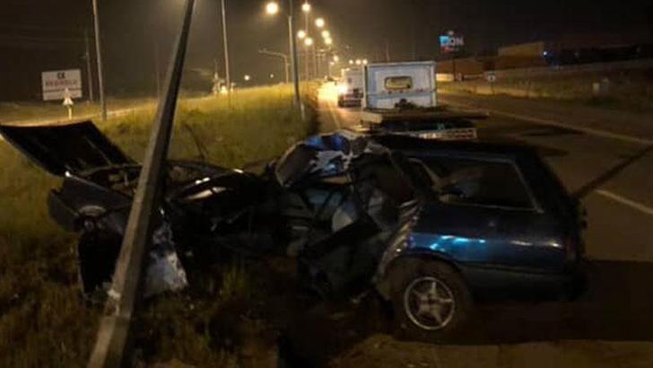 Otomobil aydınlatma direğine çarptı: 1 ölü, 1 yaralı