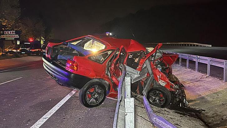 Kocaeli’de otomobil bariyere çarptı; 2 ölü