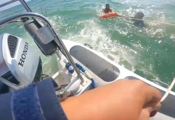 Alabora olan tekneden denize düşen 4 kişi kurtarıldı