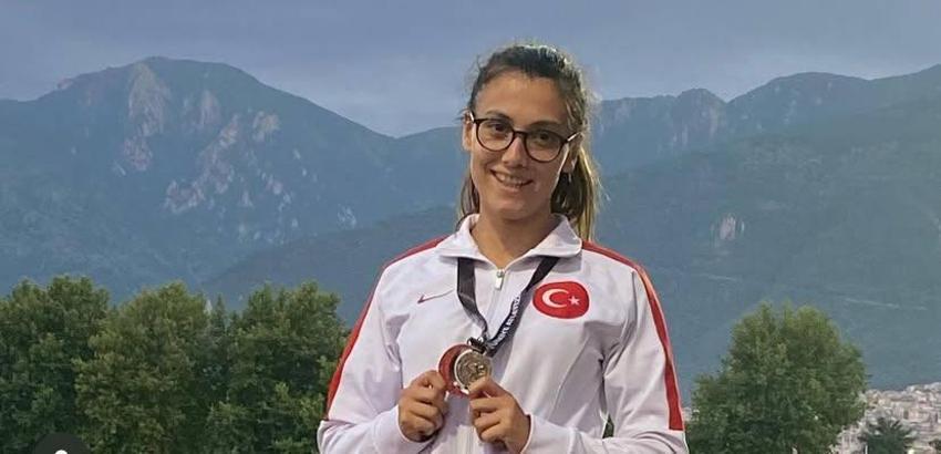 İstanbul- Ağabeyini kaybettiği kansere anne ve babası da yakalanan özel milli sporcunun azmi