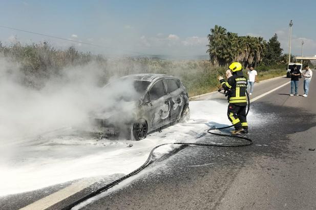 Otoyolda alev alan otomobil kullanılamaz hale geldi