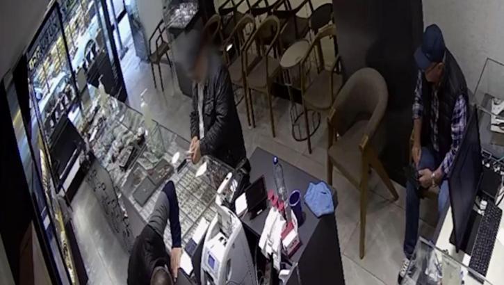 Kuyumculara sahte altın satan 2 şüpheliye suçüstü; o anlar kamerada