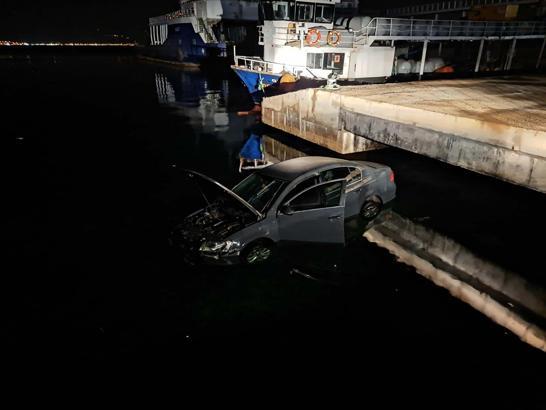 Çanakkale’de bir otomobil denize düştü