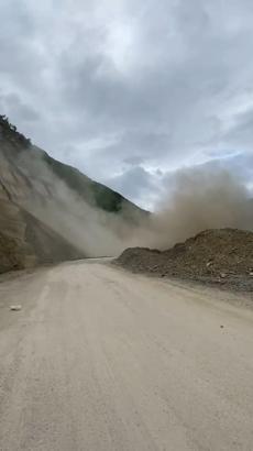 Artvin’de heyelan nedeniyle karayolu kapandı; o anlar kamerada