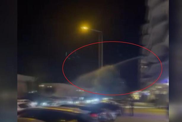 Yüksek sesle müzik açan sürücülerin araçlarına balkondan hortumla su sıktı