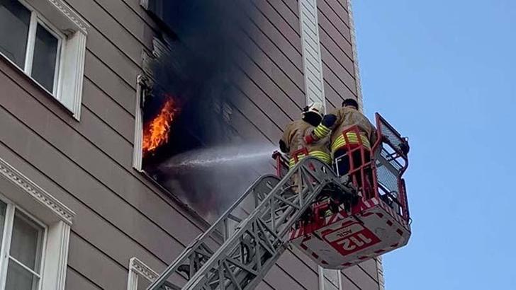 6 kişinin dumandan etkilendiği yangın, çocukların halıyı tutuşturmasıyla çıkmış