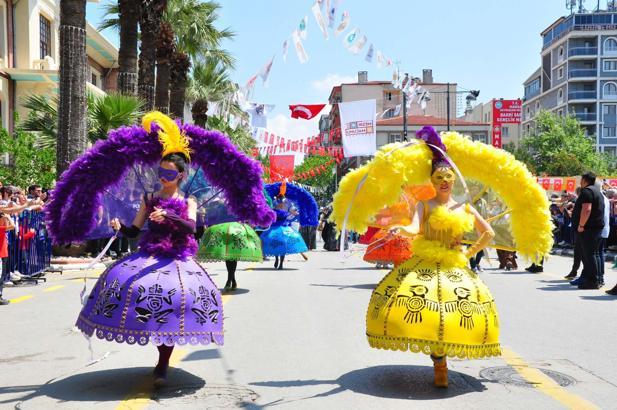 8 ton mesir macunu 20 dakikada halka saçıldı / Ek fotoğraflar