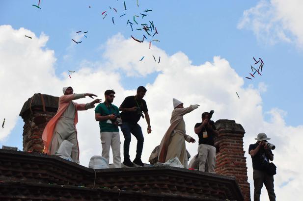 8 ton mesir macunu 20 dakikada halka saçıldı