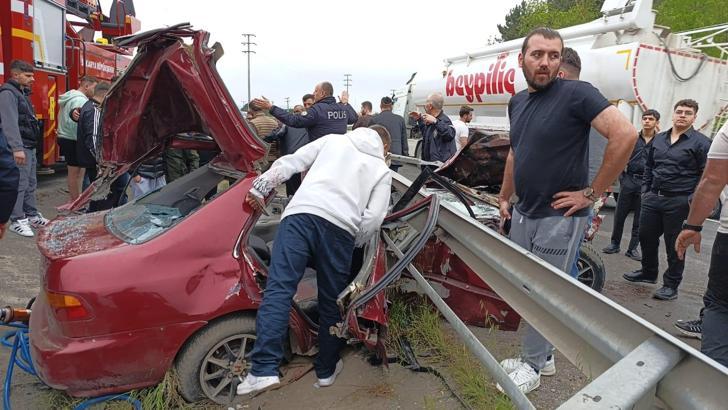 Bariyere çarpan otomobildeki 2 kişi ağır yaralandı