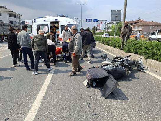 Otomobil motosiklete çarptı: 3 yaralı