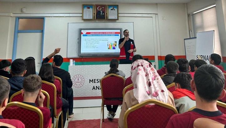 Silopi'de öğretmen ve öğrencilere yönelik ilk yardım eğitimi