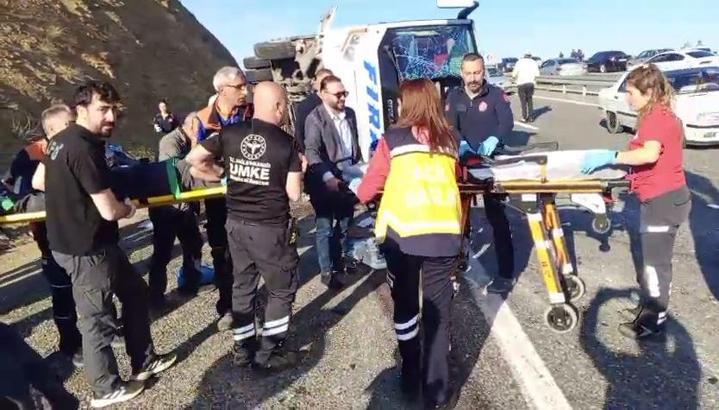 Elazığ'da yolcu midibüsü devrildi; 25 yaralı