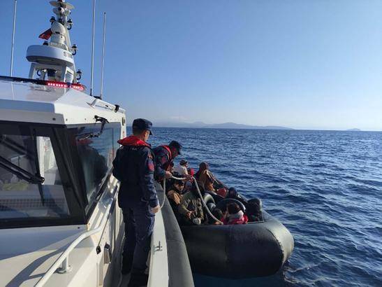 İzmir’de iki ayrı ilçede toplam 99 kaçak göçmen yakalandı