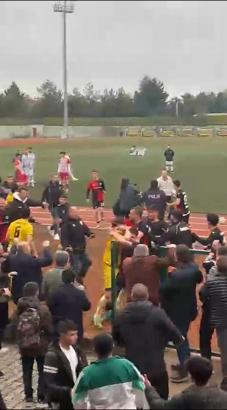 Samsun'da Süper Amatör Lig maçında ortalık karıştı: Futbolcular birbirine girdi