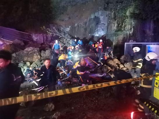 Samsun'da heyelan; 4 kişilik ailenin bulunduğu araç kaya parçalarının altında kaldı