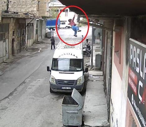 2 yaşındaki Muhammed, 2'nci kattan çöp konteynerine düştü; o anlar kamerada