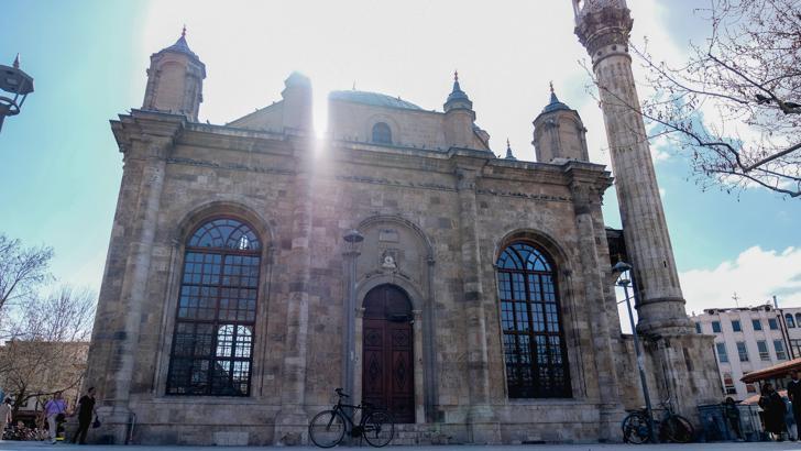 Pencereleri kapısından büyük Aziziye Camii’ne turist ilgisi