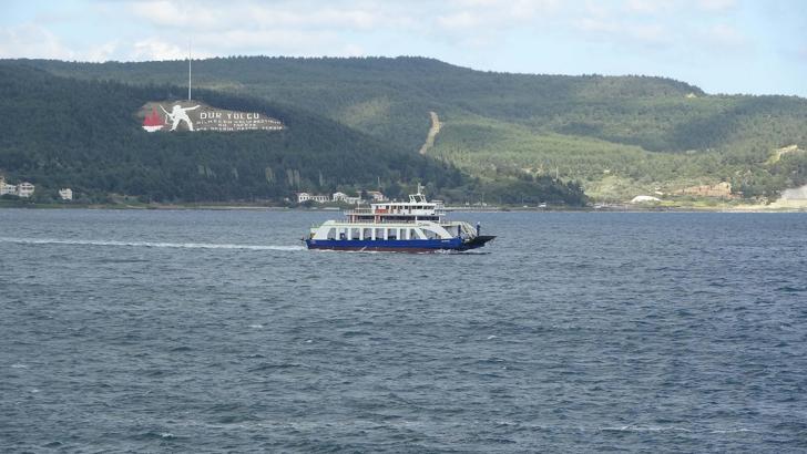 Çanakkale'de feribot seferlerine 'fırtına' engeli