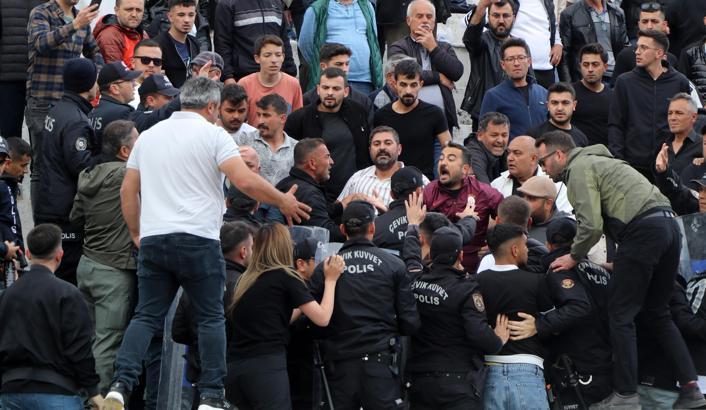 Şampiyonluk maçında futbolcuların kavgasını polis ayırdı