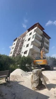 Hatay'da depremde hasar alan bina kontrollü olarak yıkıldı