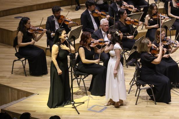 'Sesler ve Küller'in solist anne-kızı