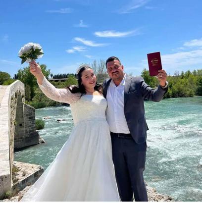 Çiftçinin gelin arabasında 'Masülü tolu vurdu, beni gözlerin' yazısı