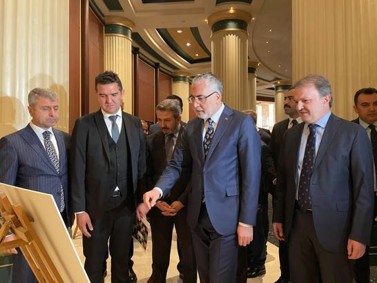 Bakan Işıkhan, '1 Mayıs Fotoğraf Sergisi'ni gezdi