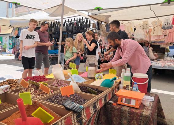 Pazarda turist hareketliliği