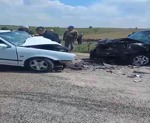 Hafif ticari araçla otomobil kafa kafaya çarpıştı; 1 ölü, 1 yaralı