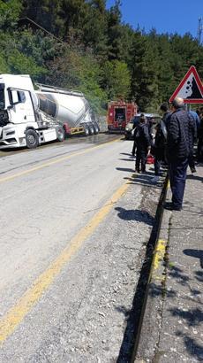 Freni boşalan beton mikseri, istinat duvarına çarparak durdu: 1 yaralı