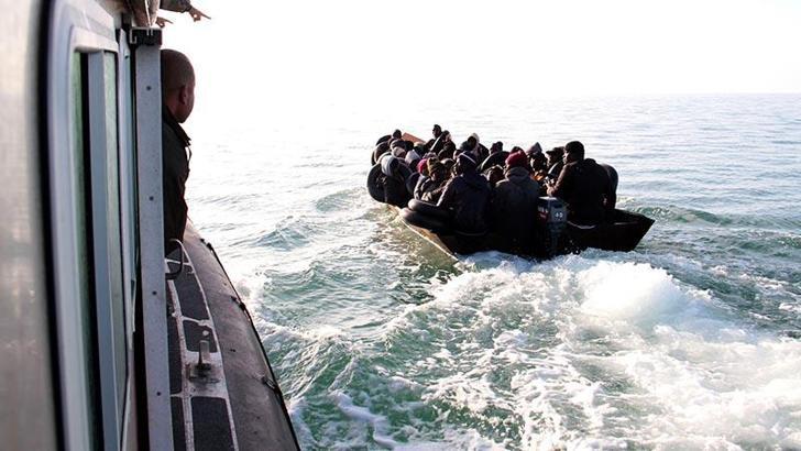 Tunus açıklarında mülteci teknesi battı: 8 ölü