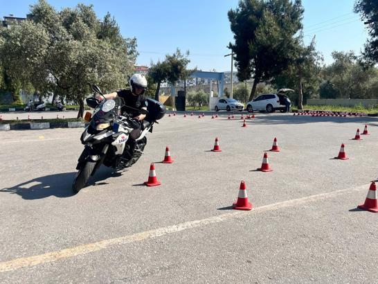 Kuşadası'nda motosikletli zabıtalara güvenli ve ileri sürüş eğitimi