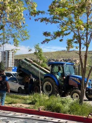 Otomobiliyle su tankerinin altına girdi