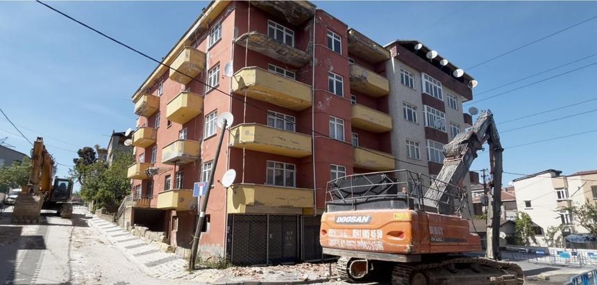 Sancaktepe'de depremde hasar gören 5 katlı metruk bina kontrollü şekilde yıkıldı