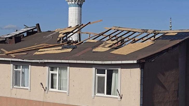 Üsküdar'da rüzgar nedeniyle uçan çatı, 2 binanın üzerine düştü