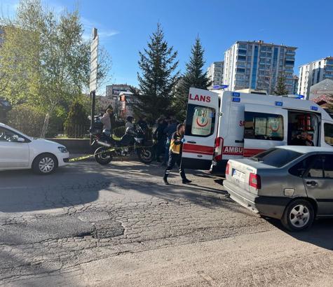 Şüphelileri takip eden motosikletli polislere hafif ticari araç çarptı: 2 polis yaralı