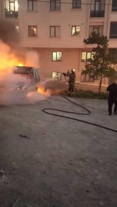 İstanbul - Küçükçekmece’de park halindeki hafif ticari araç yandı