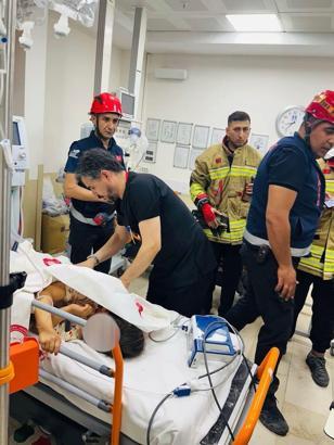 Hatay’da yüksekten düşen çocuğun beline demir çubuk saplandı