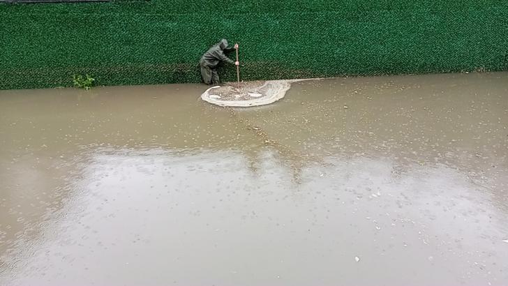 Aydın’da sağanak yağış yaşamı olumsuz etkiledi; alt geçit suçla doldu
