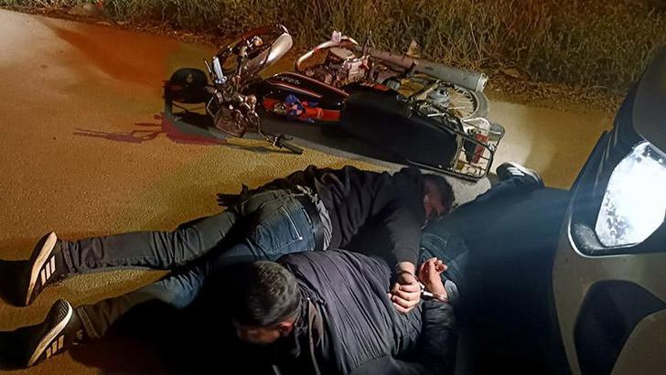 Yüzlerini şapkayla gizleyip husumetlisinin evini kurşunladılar, 5 kilometrelik takiple yakalandılar