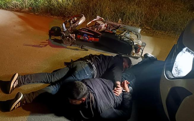 Yüzlerini şapkayla gizleyip husumetlisinin evini kurşunladılar, 5 kilometrelik takiple yakalandılar