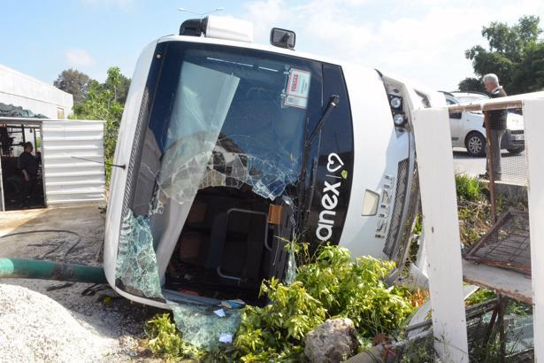 Antalya'da tur midibüsü devrildi; 18'i turist 19 yaralı